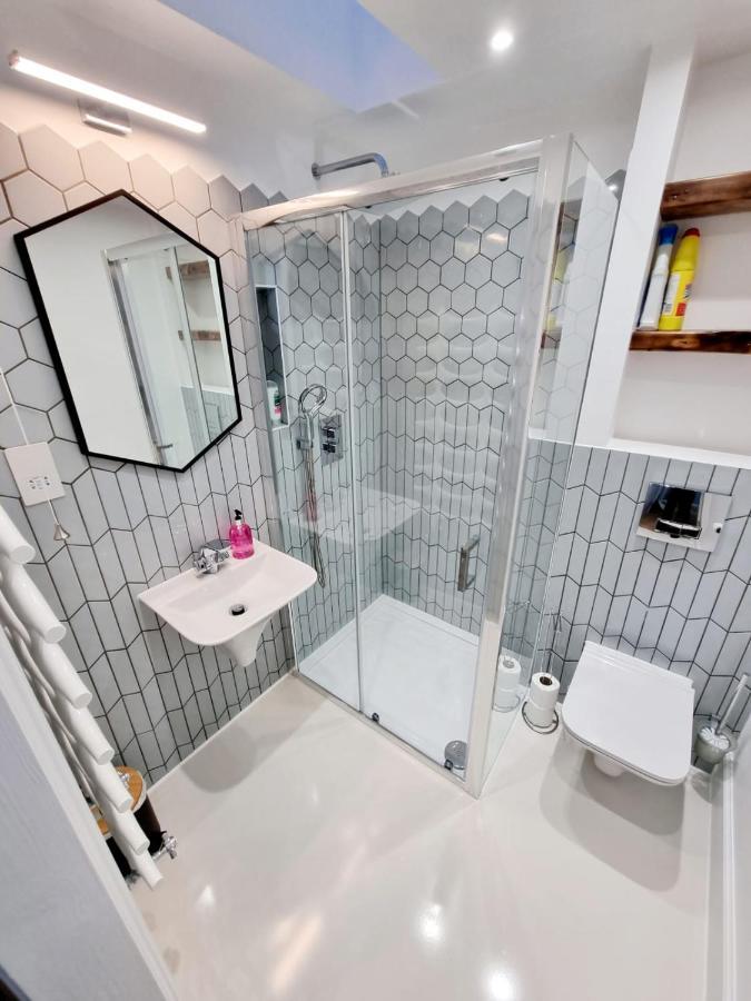 Stylish London Apartment With Terrace & Parking エクステリア 写真